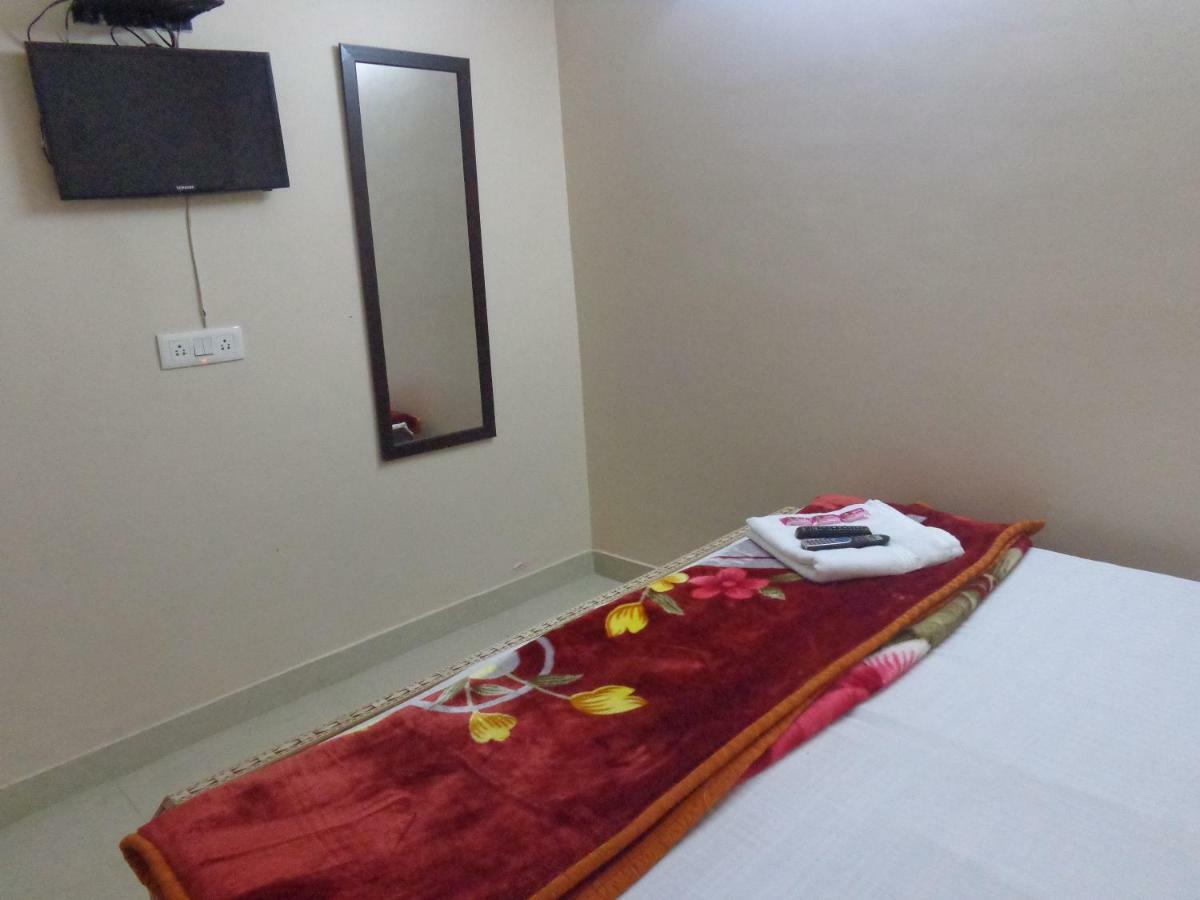 Delhi Inn,Walk In Nizamuddin Railway Station Нью-Дели Экстерьер фото
