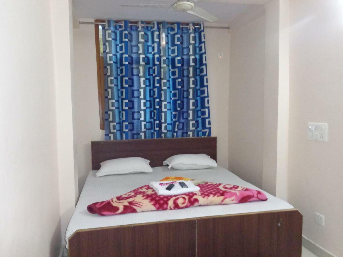 Delhi Inn,Walk In Nizamuddin Railway Station Нью-Дели Экстерьер фото