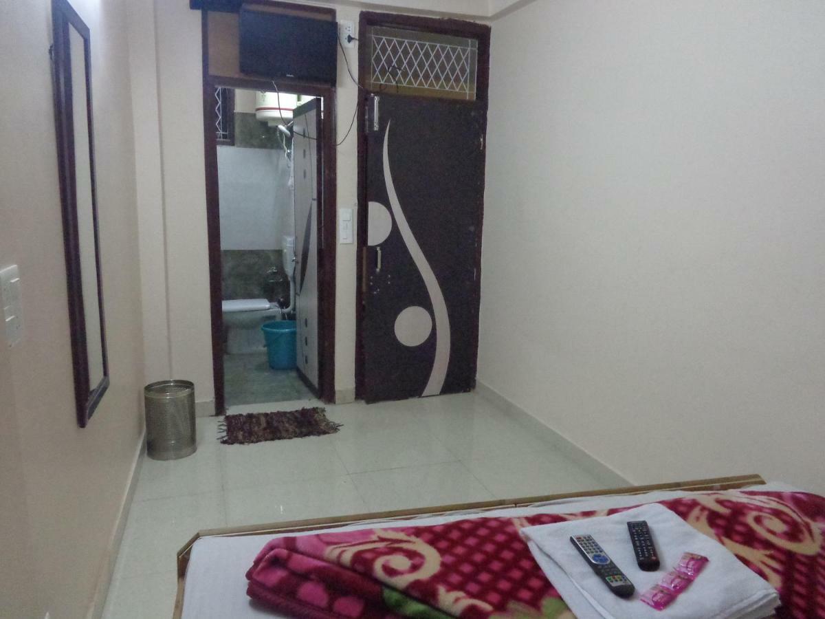 Delhi Inn,Walk In Nizamuddin Railway Station Нью-Дели Экстерьер фото