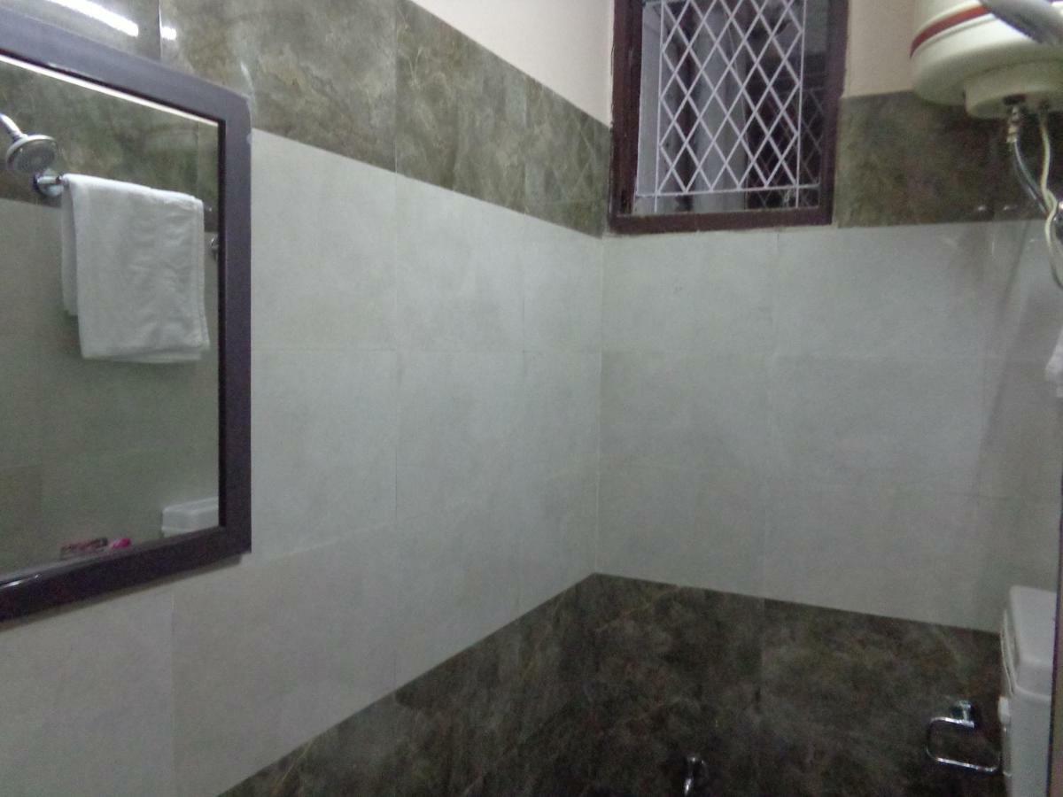 Delhi Inn,Walk In Nizamuddin Railway Station Нью-Дели Экстерьер фото