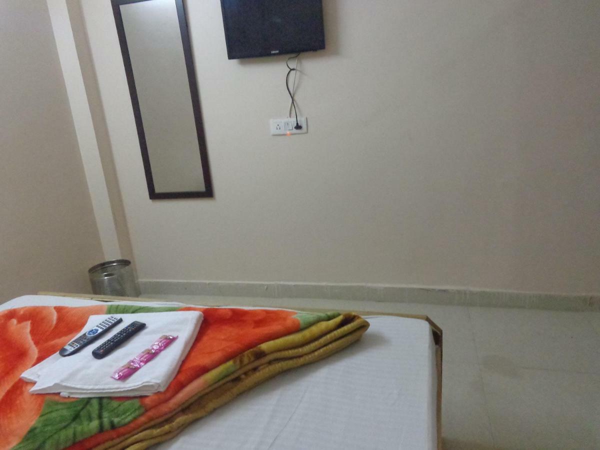 Delhi Inn,Walk In Nizamuddin Railway Station Нью-Дели Экстерьер фото
