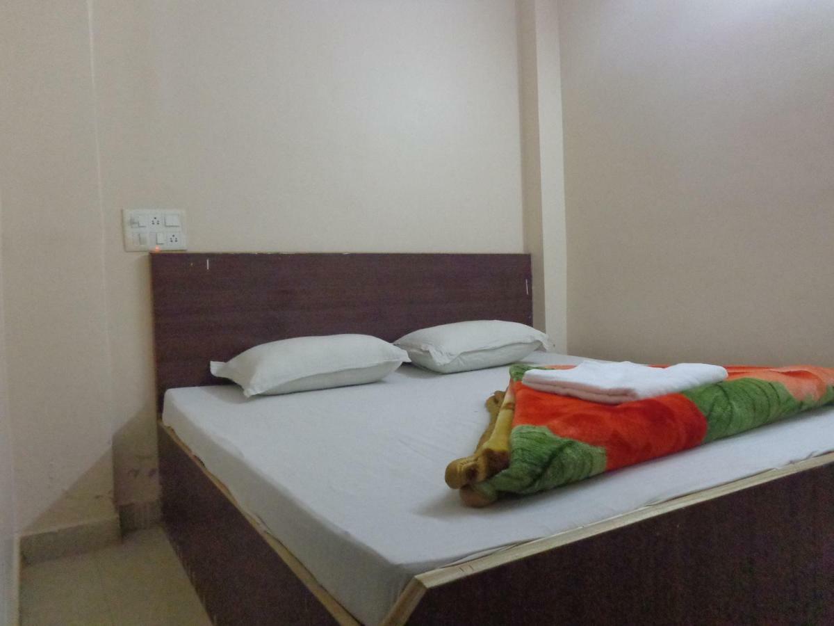 Delhi Inn,Walk In Nizamuddin Railway Station Нью-Дели Экстерьер фото