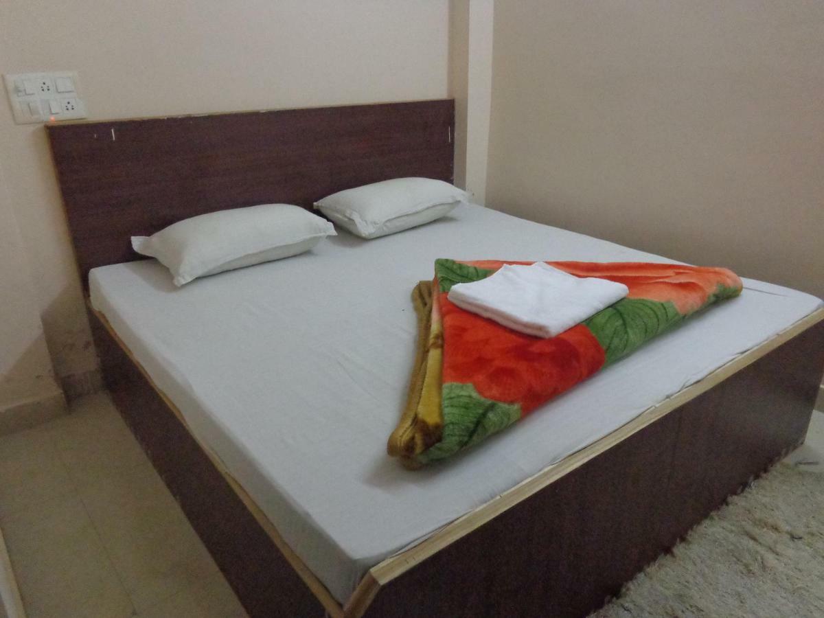 Delhi Inn,Walk In Nizamuddin Railway Station Нью-Дели Экстерьер фото